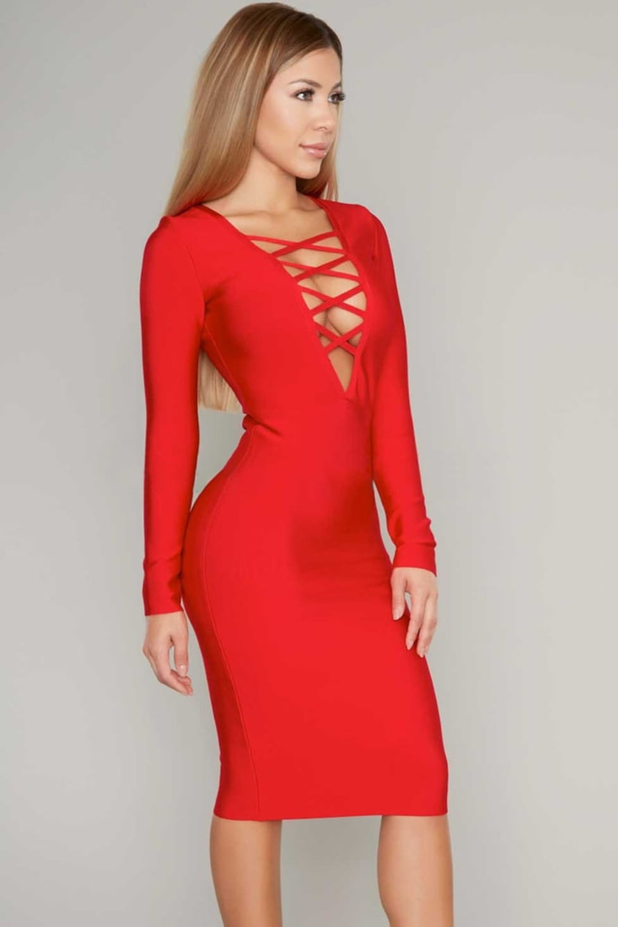Красное платье с вырезом