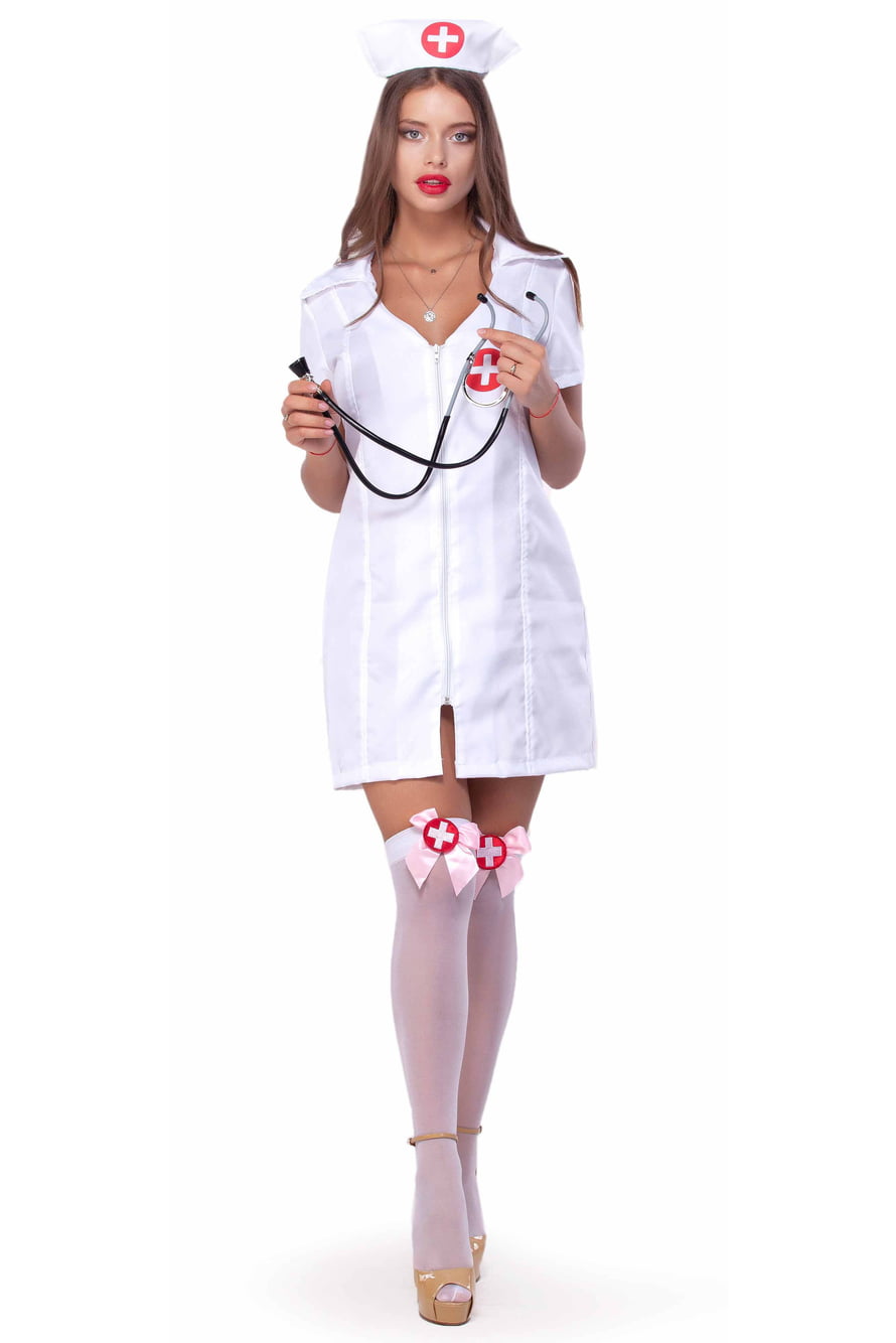 Медсестра в сексуальной униформе выставляет прелести напоказ в апартаментах