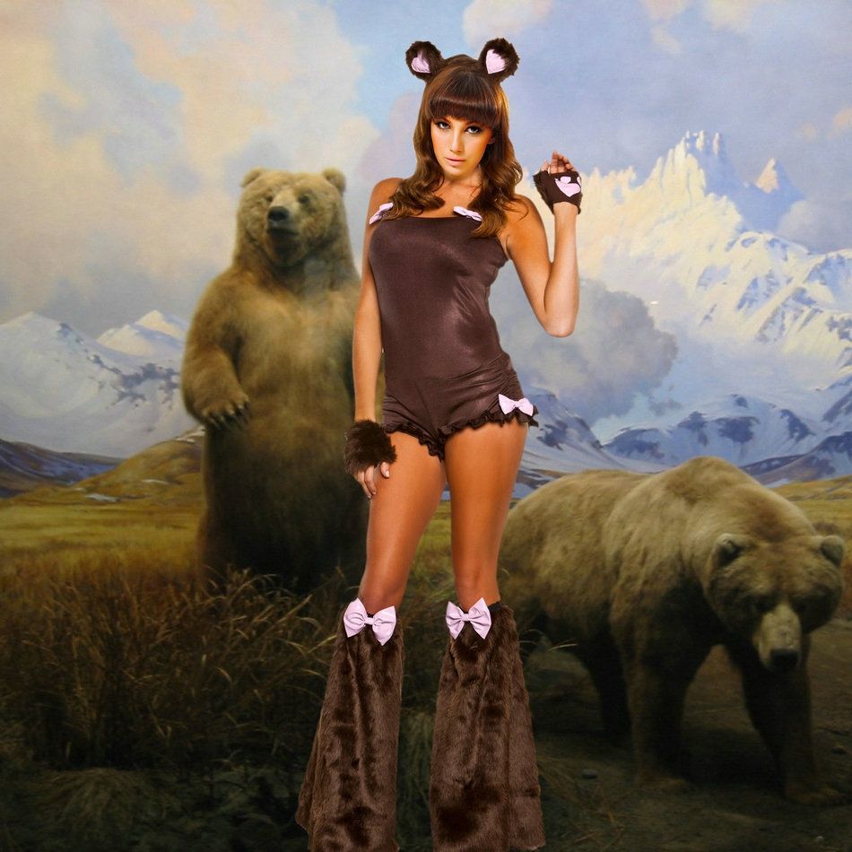 Девушка в костюме медведя