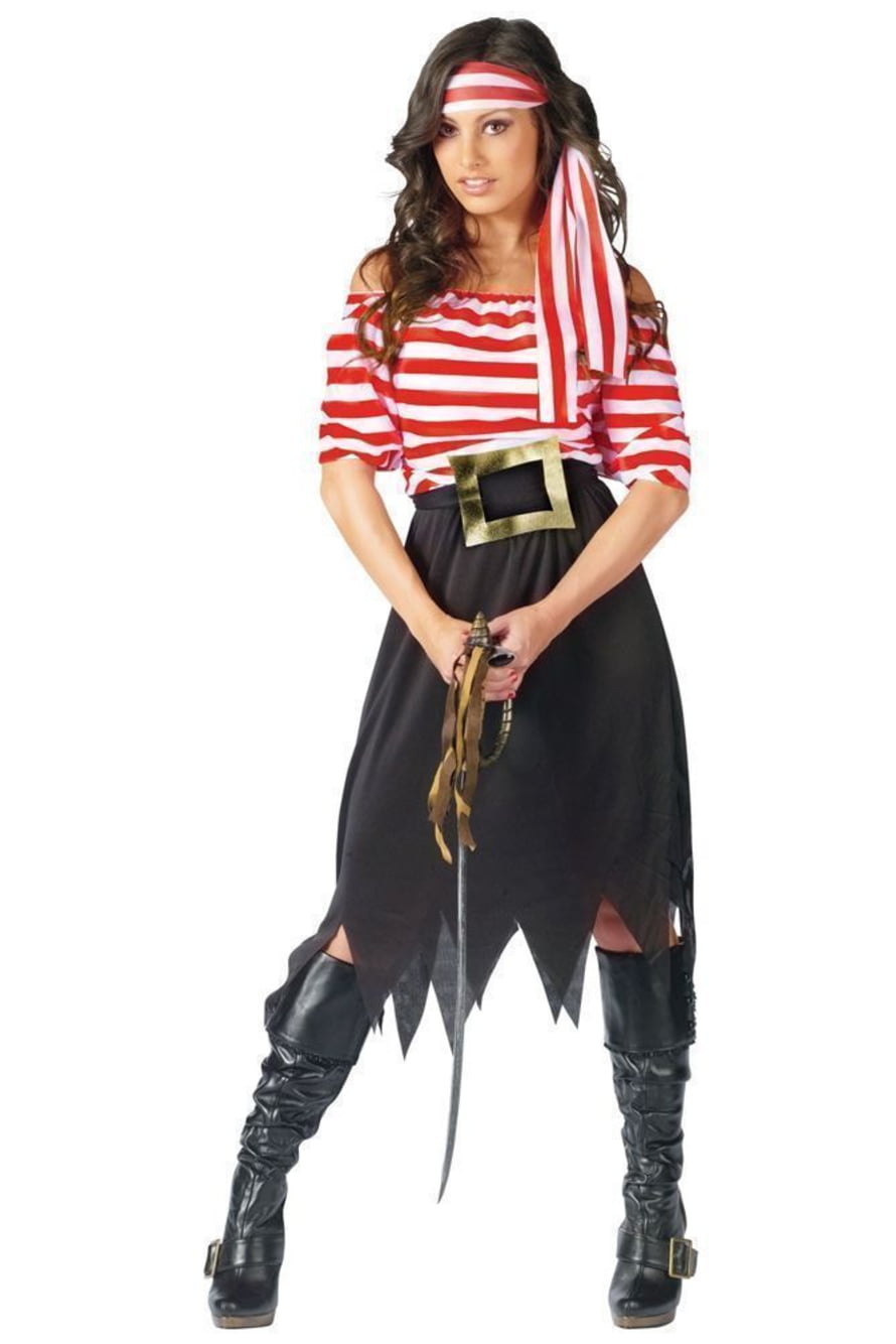 Девушка в костюме пирата