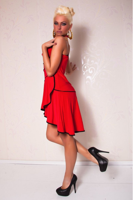 Красное платье с черной отделкой