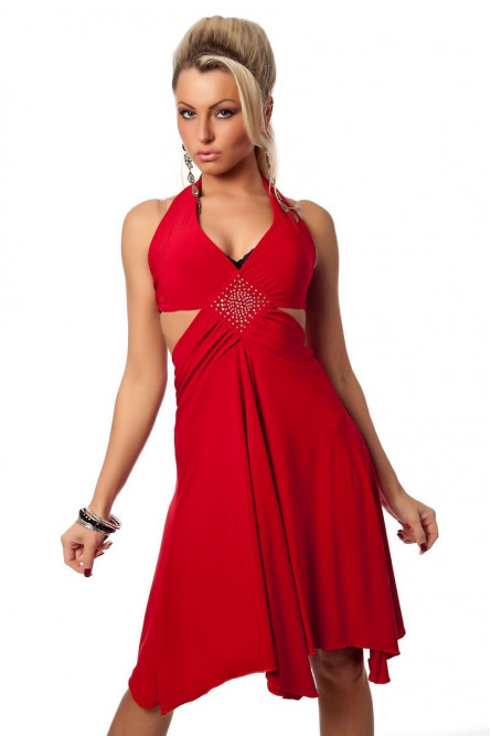 Красное платье с ромбиком