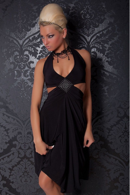 Черное платье с ромбиком
