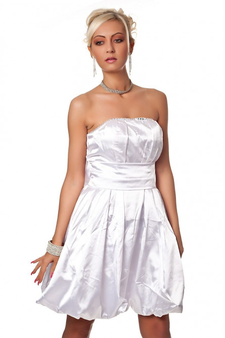 Белое атласное платье без бретелек