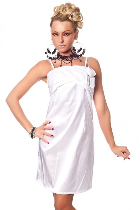 Белое платье с розочками