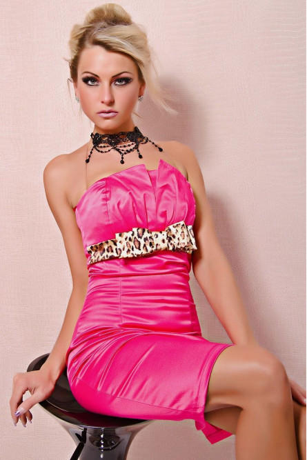 Ярко-розовое платье-футляр