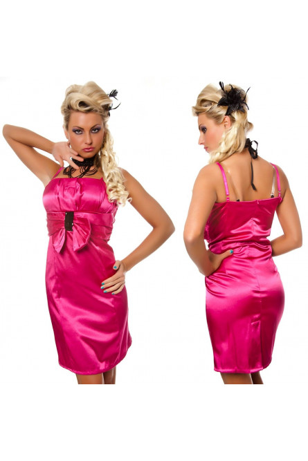 Розовое облегающее платье