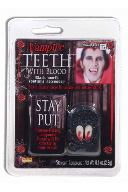 Клыки вампира с кровью
