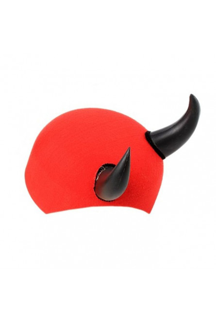 Красная шапка с рогами