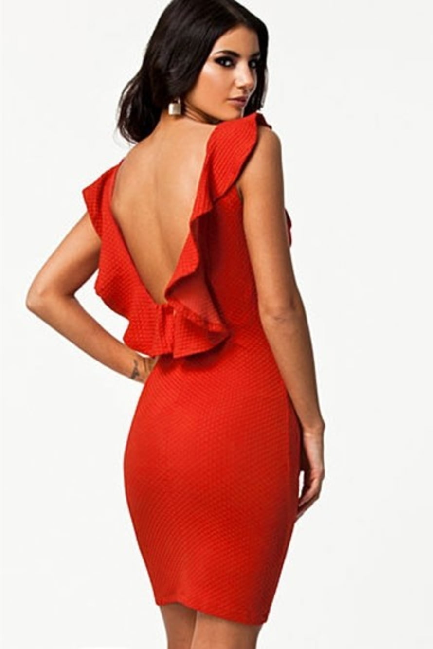 Полукруглый вырез. Платье с вырезом на спине. Красное платье. Платье с глубоким вырезом на спине. Платье с треугольным вырезом на спине.