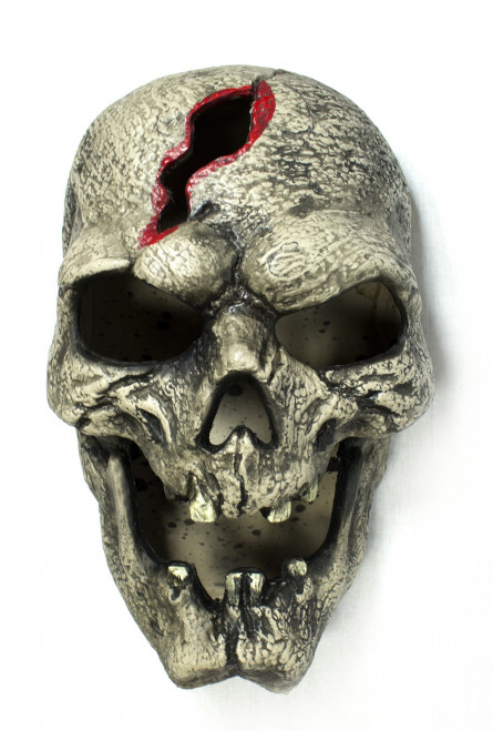 Пластиковый череп с трещиной