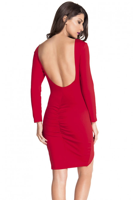 Красное платье с квадратным вырезом