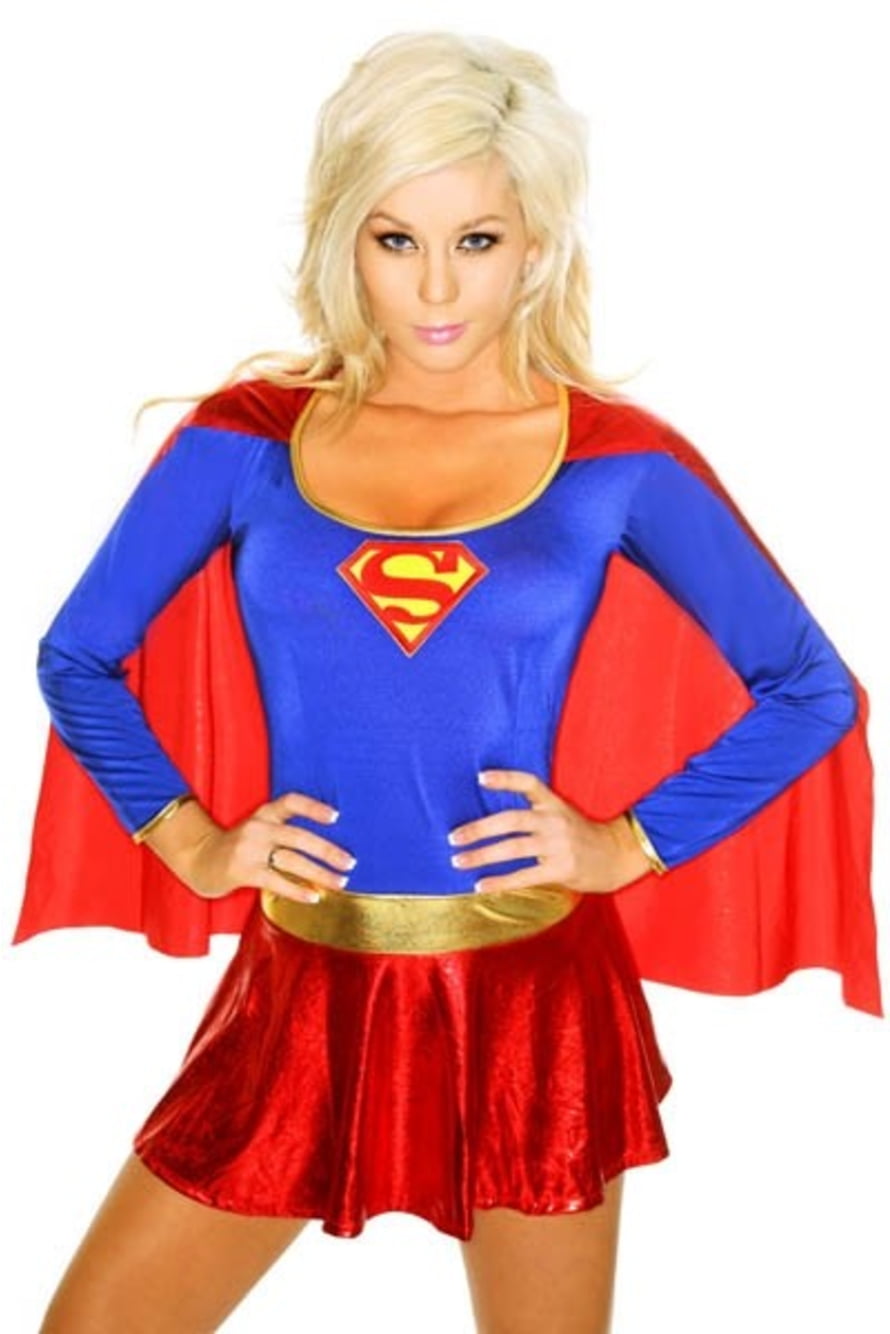 Девушка в костюме супермена