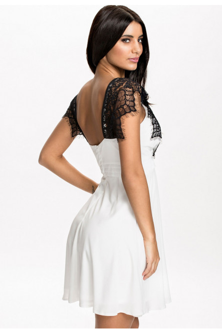 Белое платье с кружевом черного цвета