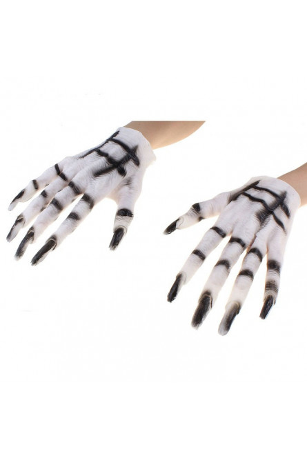 Белые руки с черными ногтями