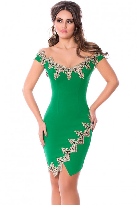 Зеленое платье с золотыми узорами