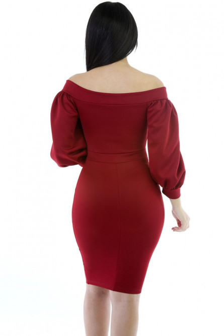 Красное платье с пышными рукавами