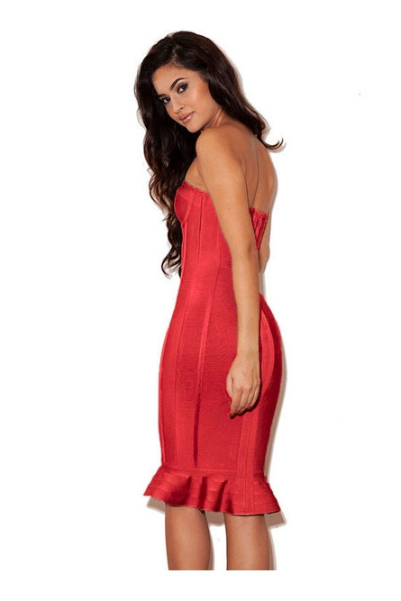 Красное платье с открытыми плечами