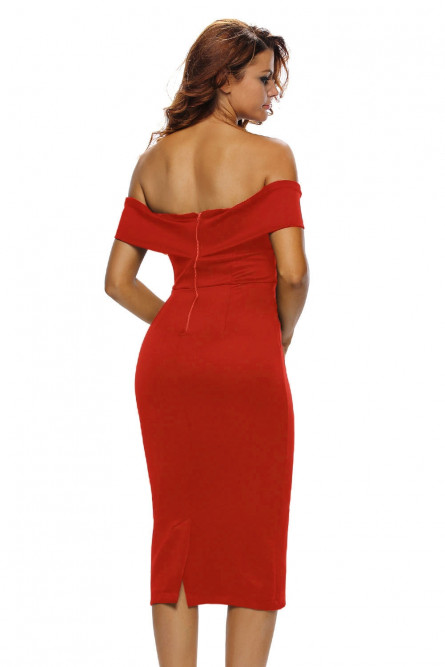 Красное платье с вырезом галочкой