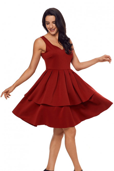 Красное платье с широкой юбкой