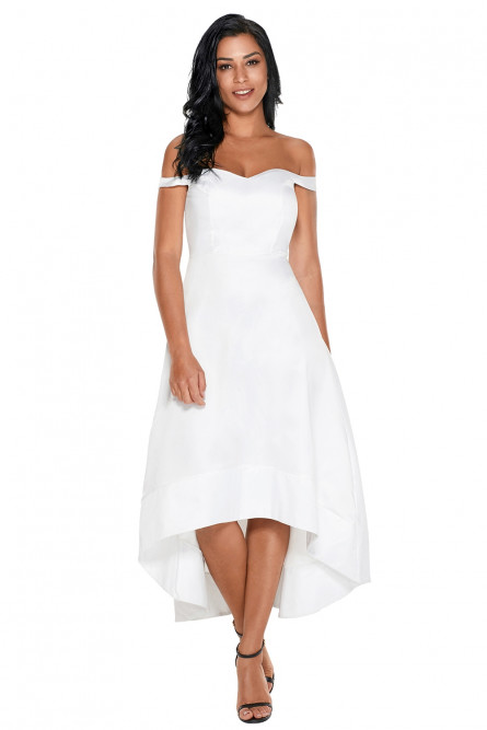 Белое платье с длинным подолом