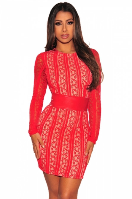 Красное короткое платье с рукавами