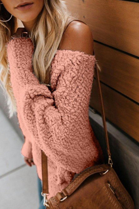 Розовый свитер с широким воротником