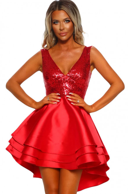 Красное платье с блестящим лифом