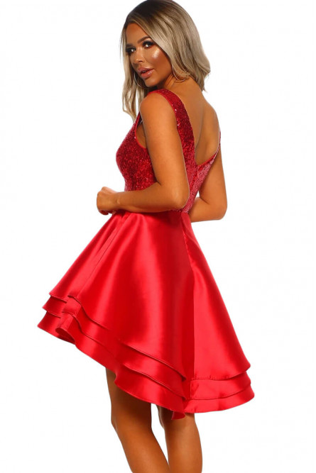Красное платье с блестящим лифом
