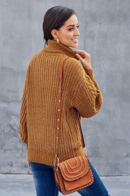 Теплый коричневый свитер