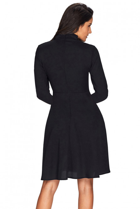 Черное расклешенное платье с длинными рукавами