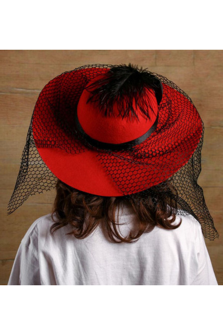 Красная шляпа с вуалью