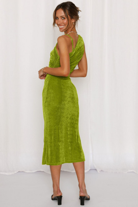 Зеленое платье с вырезом на спине