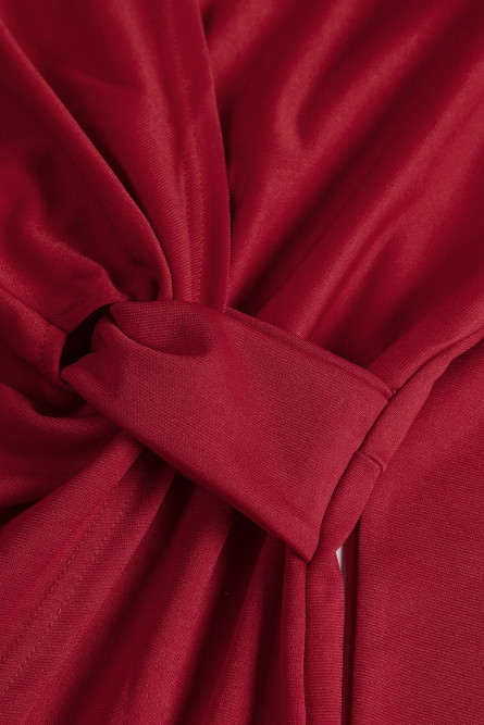 Красное длинное элегантное платье с V-образным вырезом