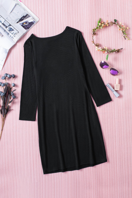 Черное облегающее мини-платье с длинными рукавами и вырезом
