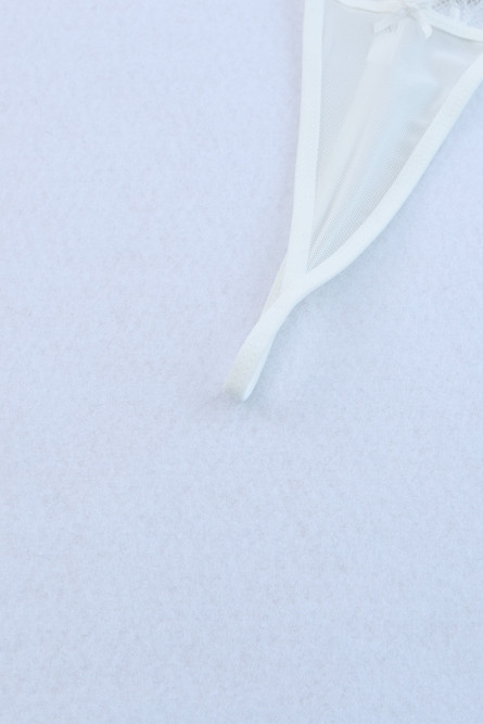 Белый кружевной комплект с перьями