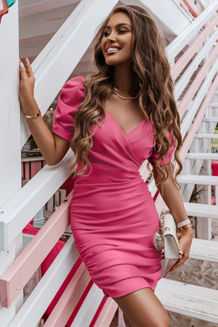 Розовое облегающее платье с вырезом