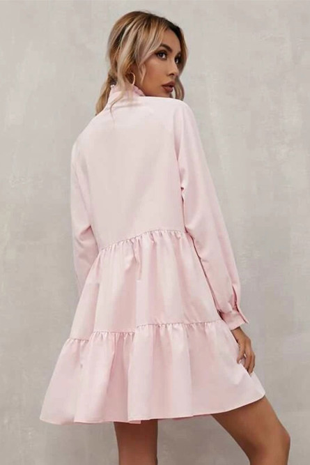 Розовое платье с воротником и оборками