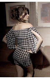 Черно-белое платье с открытыми плечами