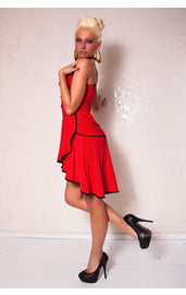 Красное платье с черной отделкой