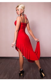 Красное платье с неровным подолом