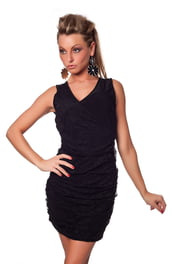 Черное мини-платье с кружевом