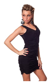 Черное мини-платье со сборками