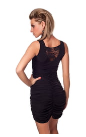 Черное мини-платье со сборками
