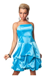 Нежно-голубое атласное платье