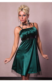 Зеленое платье с черным поясом