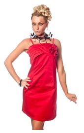 Красное платье с розочками