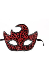 Красная маска грациозной кошки