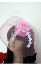 Розовая шляпка с вуалью