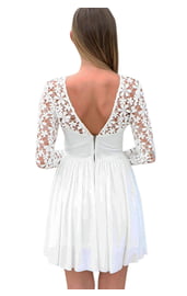 Белое платье с цветочным узором